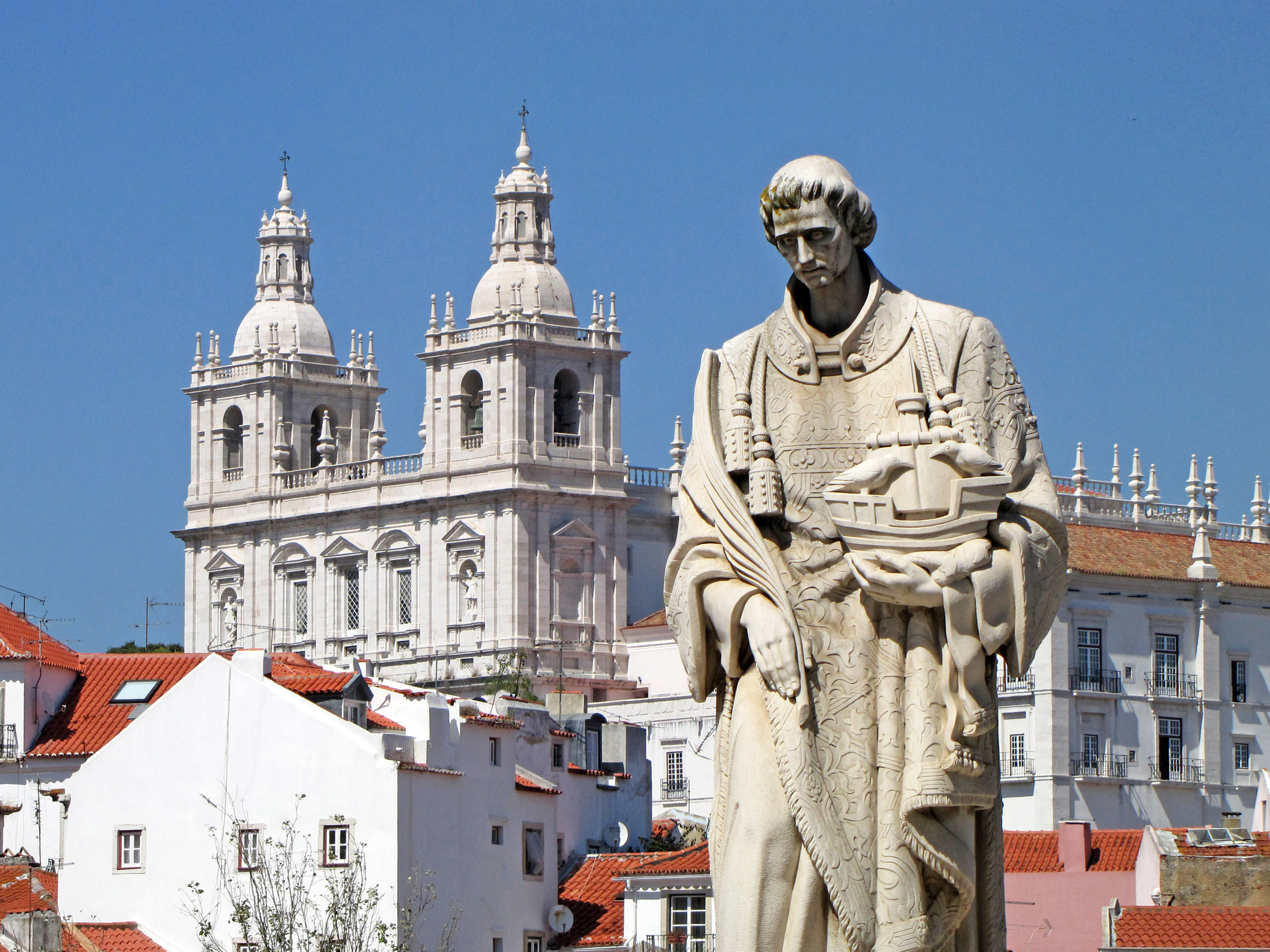 Lissabon_Impressionen_2_Largo_Portas_do_Sol__Estatua_de_Sao_Vicente