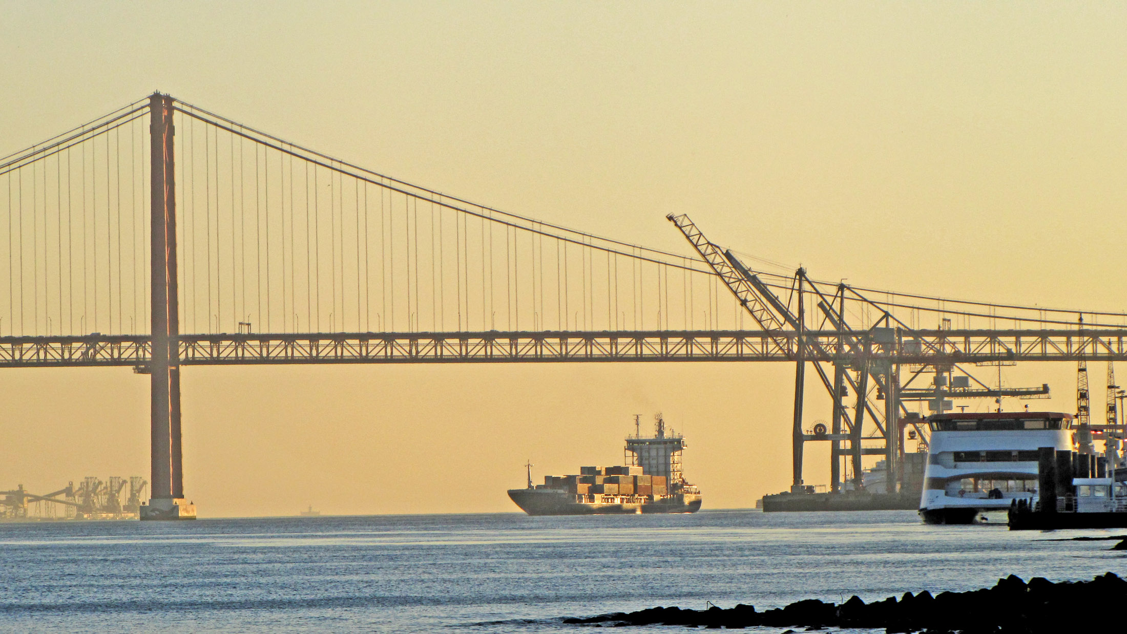 Lissabon_Ponte_25_de_Abril_2_pano