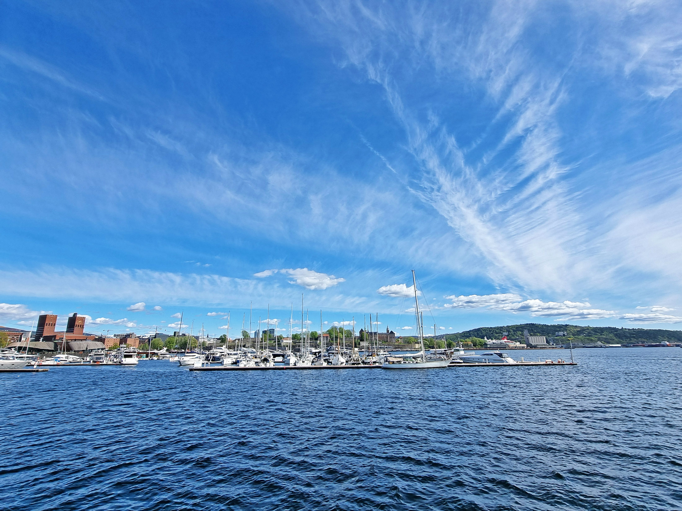 Oslo_Fjord_Aker_Brygge_Rathaus_1