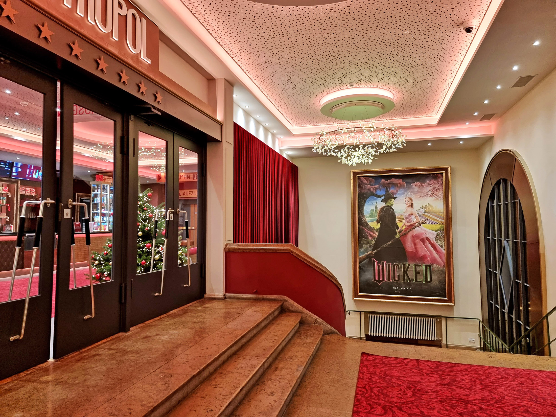 Stuttgart_Alter_Bahnhof_UFA_Metropol_16