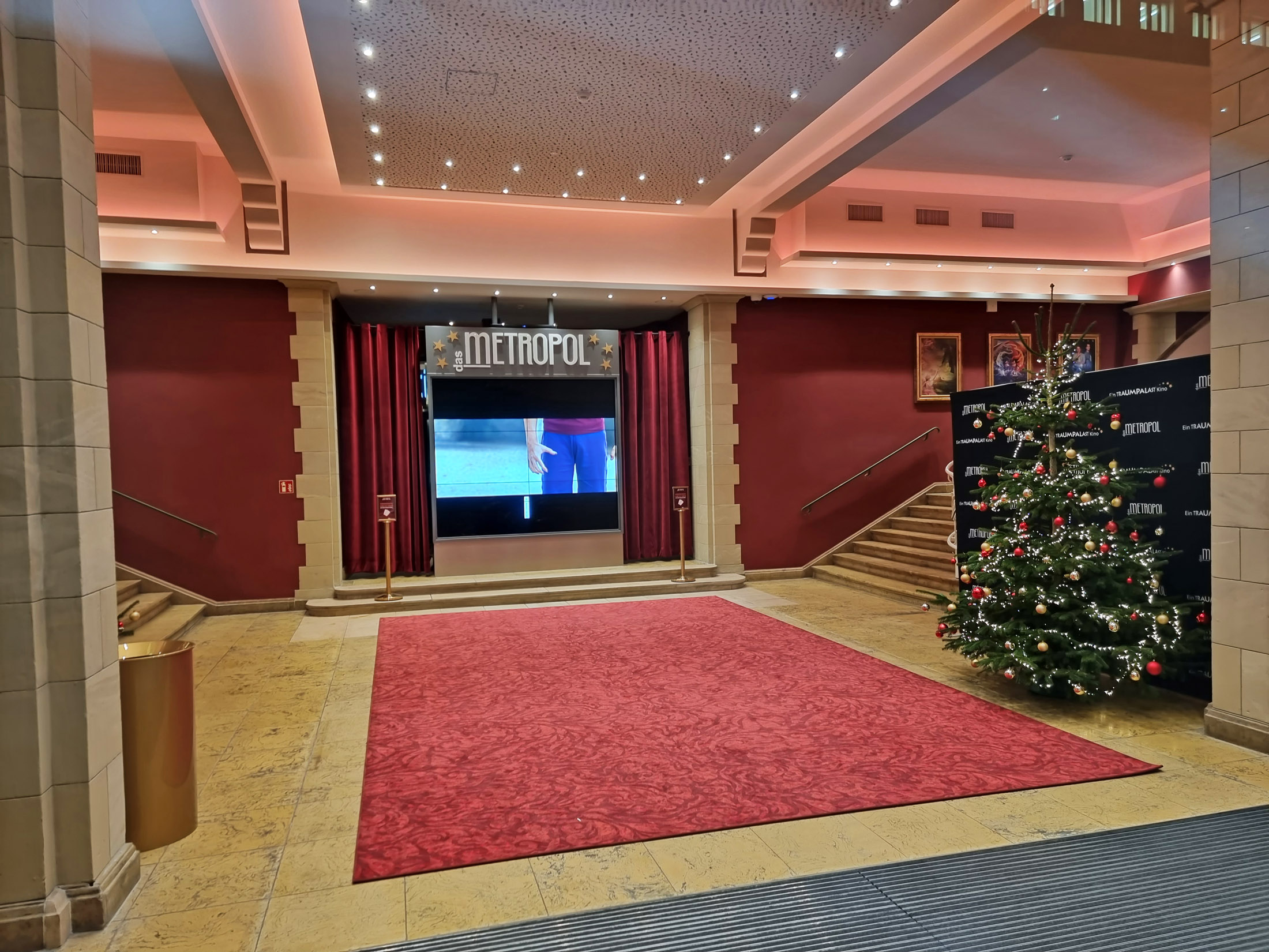 Stuttgart_Alter_Bahnhof_UFA_Metropol_17