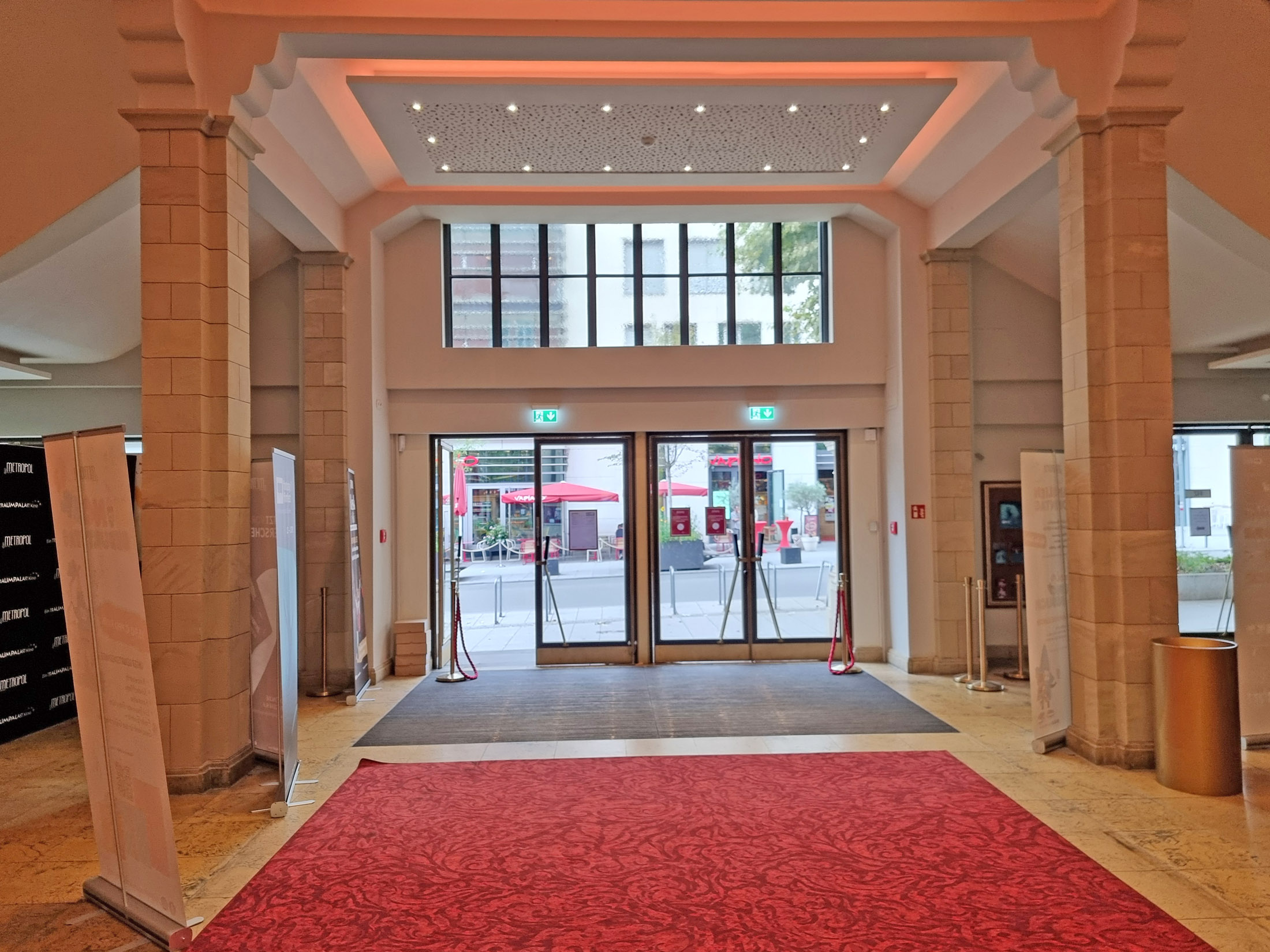 Stuttgart_Alter_Bahnhof_UFA_Metropol_19